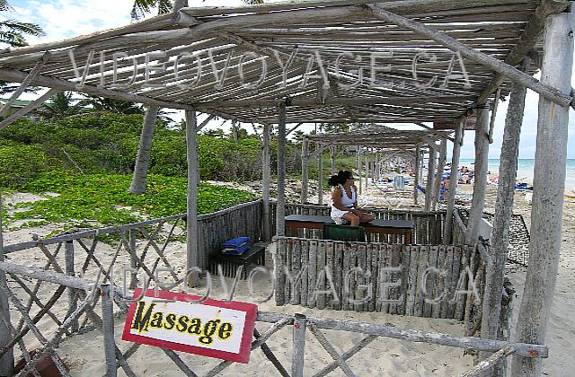 Cuba Cayo-Coco Melia Cayo-Coco Los servicios de masaje en la playa.