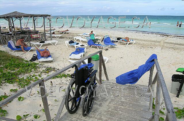 Cuba Cayo-Coco Melia Cayo-Coco Avec deux marches à descendre pour accéder à la plage.