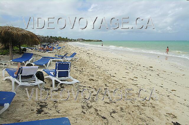 Cuba Cayo-Coco Melia Cayo-Coco En direction ouest, la plage de l'hôtel Sol Cayo-Coco qui se termine avec la pointe rocheuse. De l'autre coté de la pointe, la plage continue.