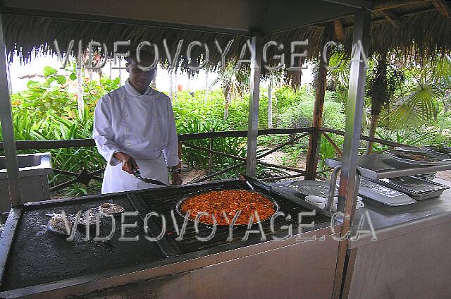 Cuba Cayo-Coco Melia Cayo-Coco Un grill avec une sélection de poisson et du riz typiquement Cubain.