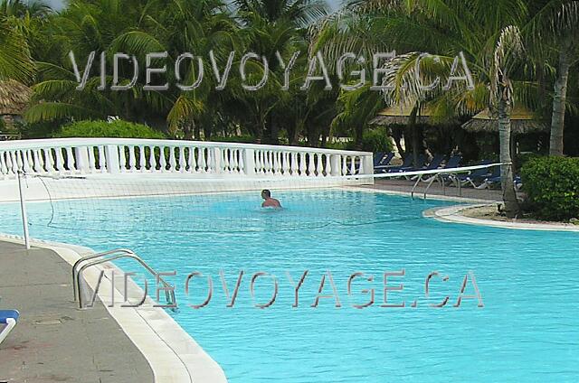 Cuba Cayo Guillermo Melia Cayo Guillermo Un filet de volleyball dans la piscine.