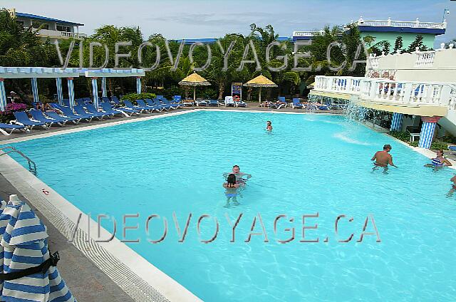 Cuba Cayo Guillermo Melia Cayo Guillermo La sección de la piscina con el bar en la piscina. Derecha, una terraza sobre la piscina con una cascada.