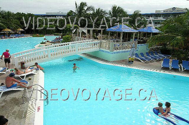 Cuba Cayo Guillermo Melia Cayo Guillermo Cerca del bar de la piscina. Una terraza con una bañera de hidromasaje.