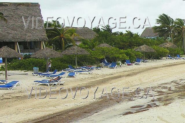 Cuba Cayo Guillermo Melia Cayo Guillermo The beach with few customers. A rescuer left the beach under parasols.