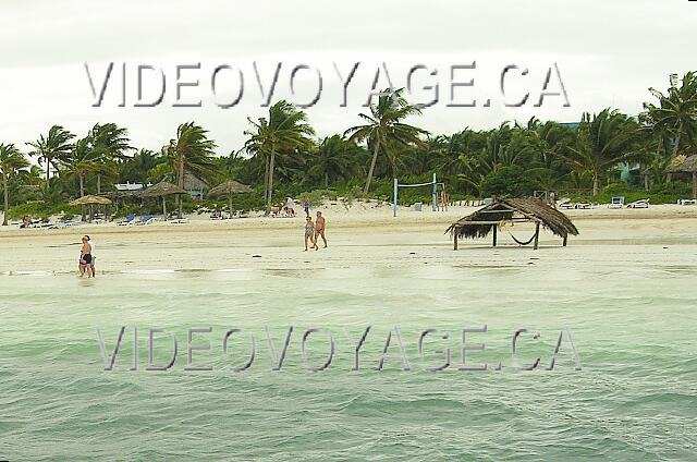 Cuba Cayo Guillermo Melia Cayo Guillermo Lorsque la marée est basse, les clients aiment marcher sur la plage.