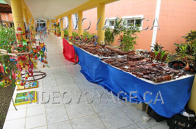 Cuba Cayo-Coco Hotel Playa Coco The sale of souvenir near the gymnasium.