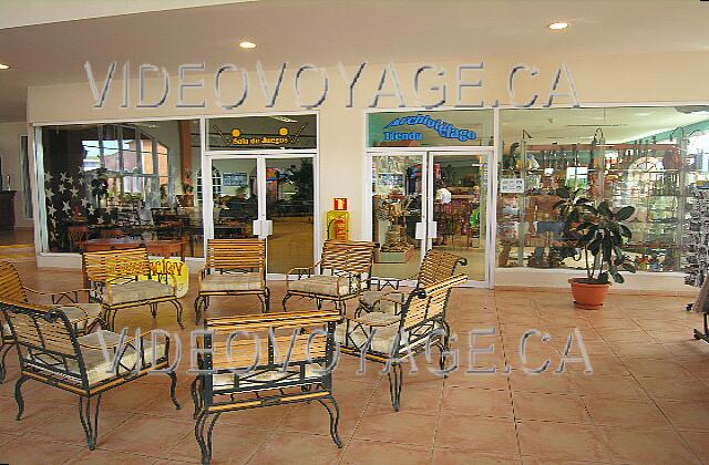 Cuba Cayo-Coco Hotel Playa Coco Toujours dans le Lobby, à droite un magasin de souvenir et à gauche un centre de jeux.