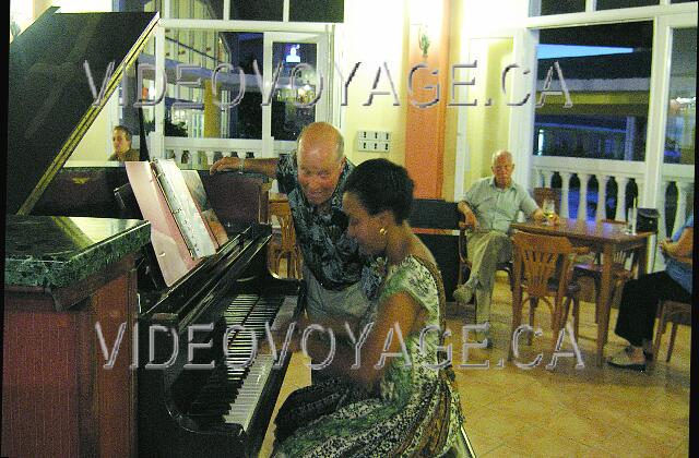 Cuba Cayo-Coco Hotel Playa Coco Une pianiste au Lobby bar accompagné par un client qui aime chanter!