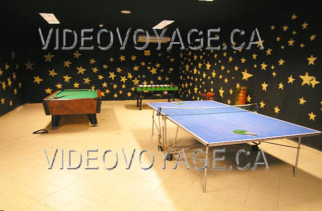 Cuba Cayo-Coco Hotel Playa Coco Deux tables de ping-pong, une table de billard et une table de soccer.