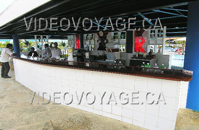 Cuba Cayo-Coco Hotel Playa Coco The pool bar, here the service counter outside the pool.