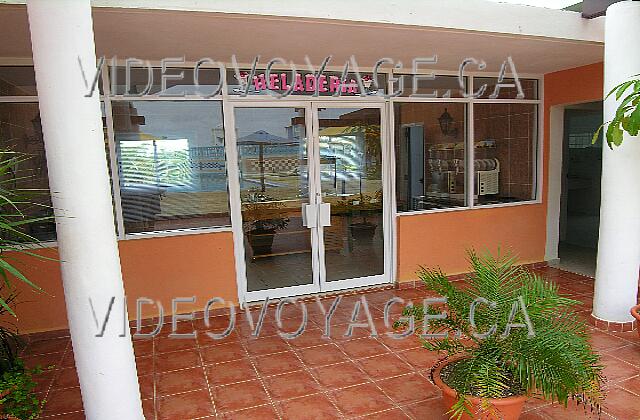 Cuba Cayo-Coco Hotel Playa Coco The ice cream bar located in the secondary pool.