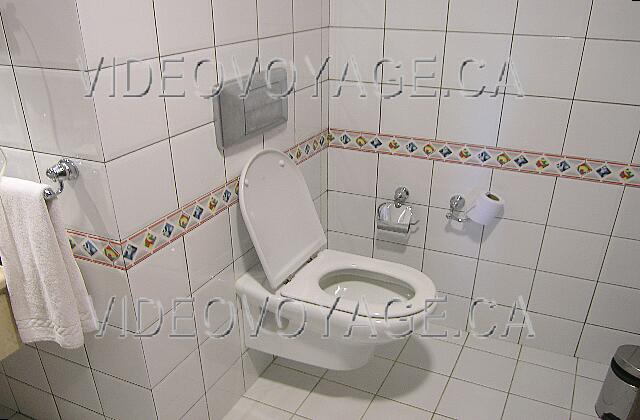 Cuba Cayo-Coco Hotel Playa Coco A toilet newer model.