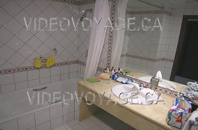 Cuba Cayo-Coco Hotel Playa Coco A standard size bath room. A large desk and a large mirror.