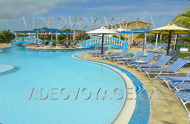 Cuba Cayo-Coco Hotel Playa Coco Des chaises longues confortables. Au fond l'ilôt dans la piscine.