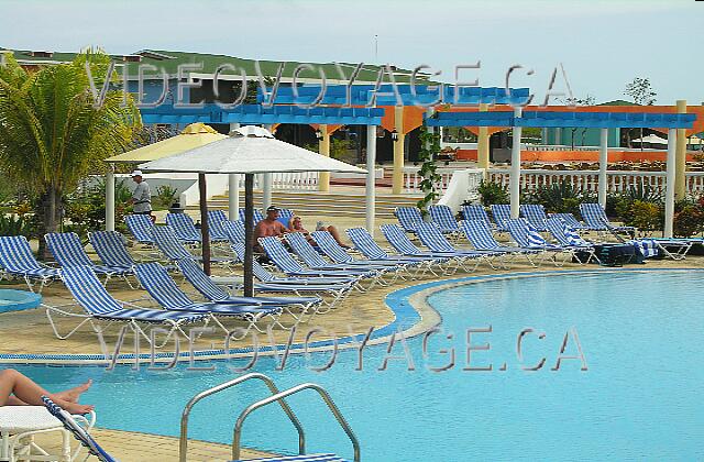 Cuba Cayo-Coco Hotel Playa Coco Un grand nombre de chaises longues...