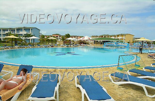 Cuba Cayo-Coco Hotel Playa Coco La première partie de la piscine principale. Plusieurs chaises longues et quelques parasols.