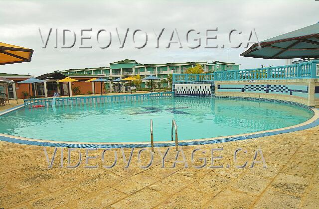 Cuba Cayo-Coco Hotel Playa Coco Une piscine divisé en deux sections, selon la profondeur.