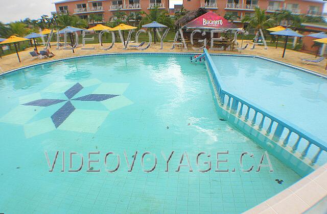 Cuba Cayo-Coco Hotel Playa Coco Une vue des deux sections de la piscine et du bar de la piscine sur la terrasse.