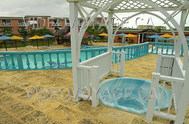 Cuba Cayo-Coco Hotel Playa Coco Sur une terrasse qui surplombe la piscine, il y a un bain tourbillon