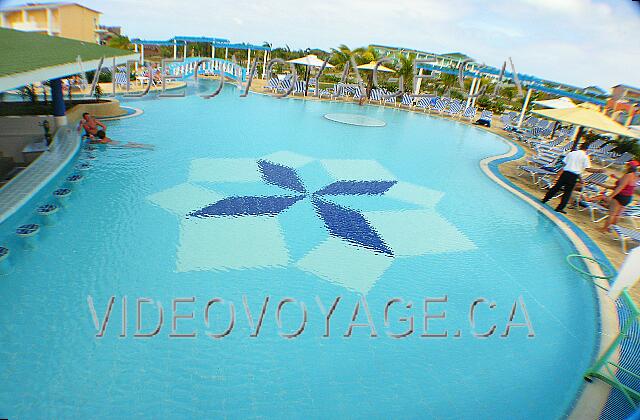 Cuba Cayo-Coco Hotel Playa Coco La seconde section de la piscine principale est plus populaire. Un bar directement dans la piscine.
