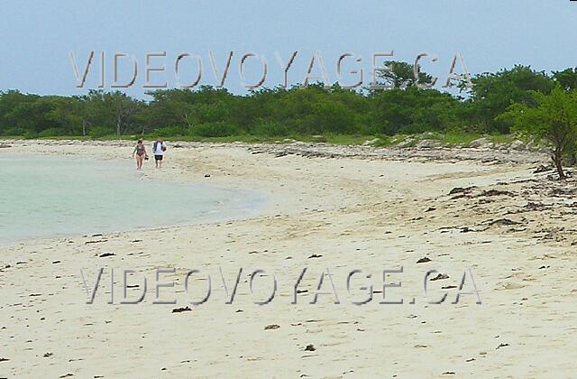 Cuba Cayo-Coco Hotel Playa Coco Des clients qui marchent sur la plage.