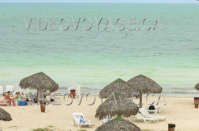 Cuba Cayo-Coco Hotel Playa Coco La pente douce pour entrer dans la mer permet tout de même une profondeur convenable à la marée basse.