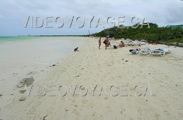 Cuba Cayo-Coco Hotel Playa Coco La plage en direction est à la marée basse.