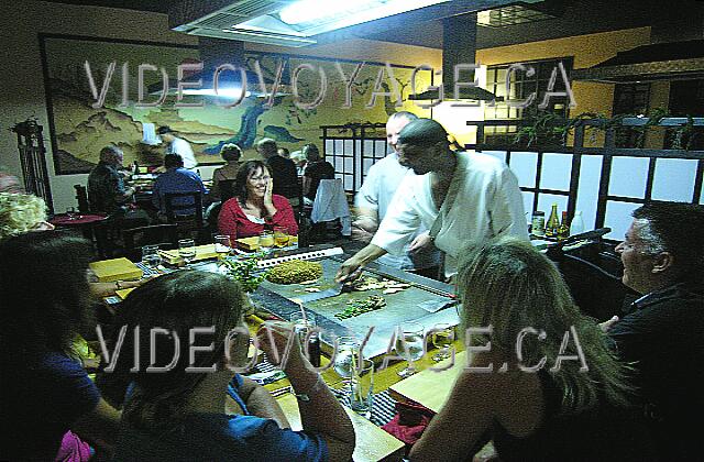 Cuba Cayo-Coco Hotel Playa Coco Sometimes the cook engages customers. What makes everyone laugh.