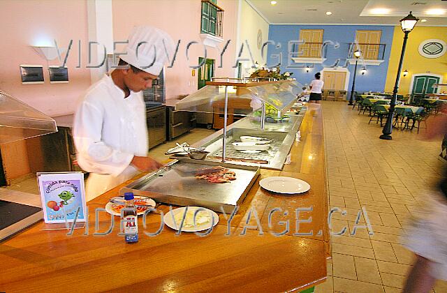 Cuba Cayo-Coco Hotel Playa Coco Una parrilla de carne y pescado en la noche.