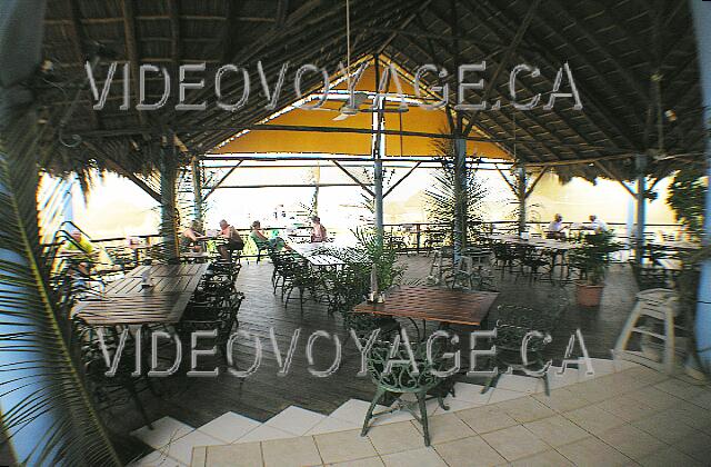 Cuba Cayo-Coco Hotel Playa Coco Une terrasse très agréable avec la vue sur la plage.