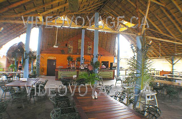 Cuba Cayo-Coco Hotel Playa Coco Un restaurant style ranchon avec des chaises en aluminium forgé et des chaises hautes pour les enfants.