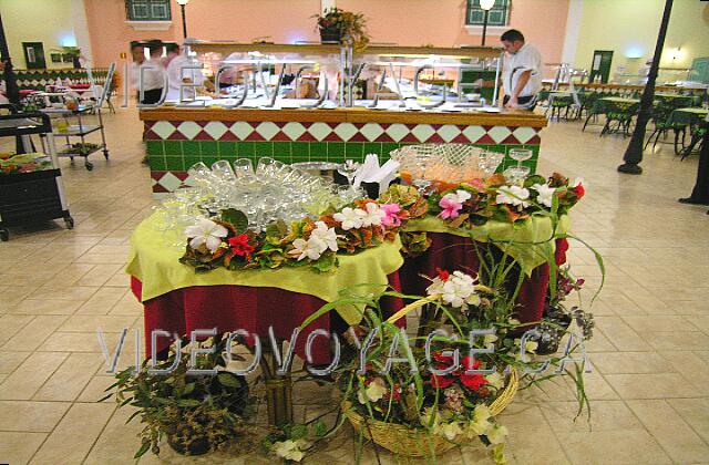 Cuba Cayo-Coco Hotel Playa Coco The entrance to the buffet restaurant with a welcome puch.