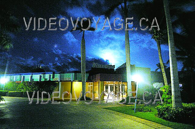 Cuba Cayo-Coco Sol Cayo-Coco La discoteca salsateca el exterior por la noche. La entrada está incluida, así como bebida. Los huéspedes de los hoteles vienen a este club.