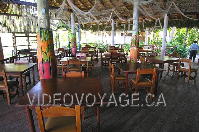 Cuba Cayo-Coco Sol Cayo-Coco El bar de la playa en El Peñón Ranchón. Una parrilla con un pequeño buffet se ofrece por la tarde.