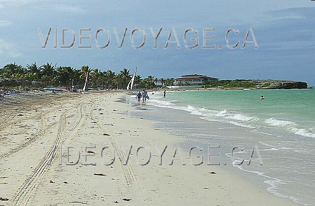 Cuba Cayo-Coco Sol Cayo-Coco Una pequeña playa está a disposición del otro lado de la punta rocosa. El edificio en la punta fuera un restaurante en la tarjeta principal.