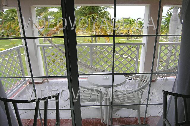 Cuba Cayo Guillermo Sol Cayo Guillermo The balcony with chairs and a table.