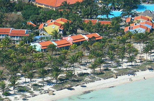 Cuba Cayo Guillermo Sol Cayo Guillermo Muchos edificios pequeños que habritent habitaciones. Muchos están cerca del mar.