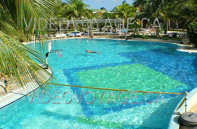 Cuba Cayo-Coco TRYP Cayo-Coco Una red de voleibol y un aro de baloncesto en la piscina.