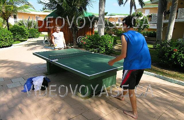 Cuba Cayo-Coco TRYP Cayo-Coco Una mesa de tenis de mesa en el borde de la piscina.