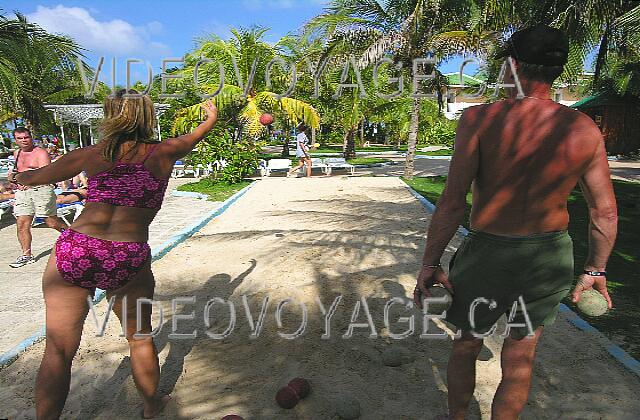 Cuba Cayo-Coco TRYP Cayo-Coco La pétanque sur le bord de la piscine