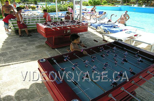 Cuba Cayo-Coco TRYP Cayo-Coco Des tables de soccer sur le bord de la piscine.