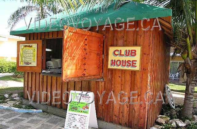 Cuba Cayo-Coco TRYP Cayo-Coco The club house at the center of the site facilitates the distribution of beach towels.