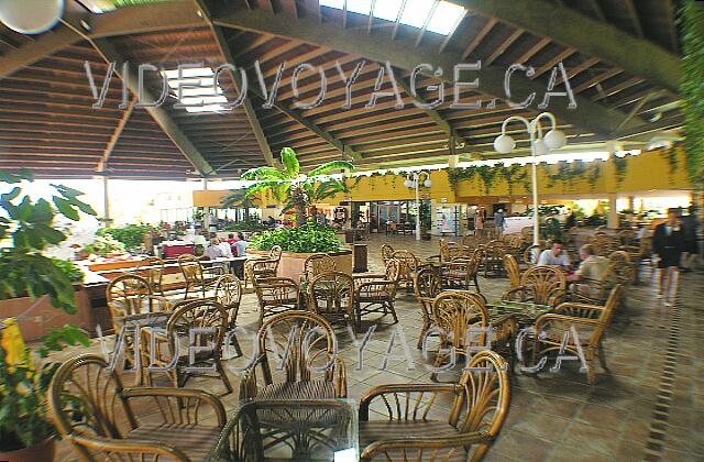 Cuba Cayo-Coco TRYP Cayo-Coco De nombreuses tables autour du Lobby bar.
