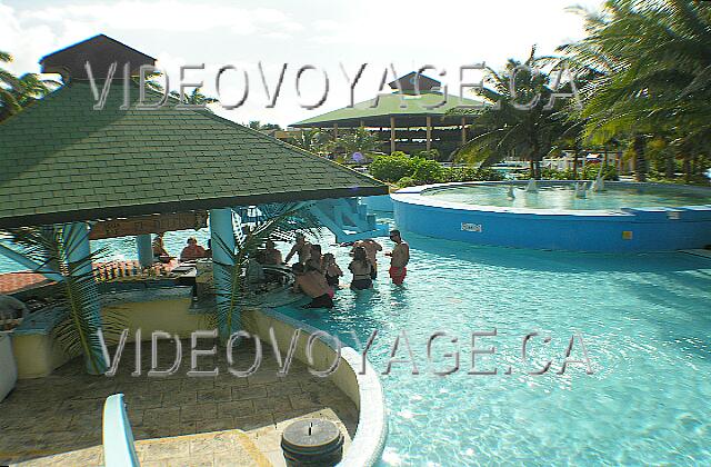 Cuba Cayo-Coco TRYP Cayo-Coco Situé au centre de la piscine. Des 4 à 6 très fort agréable.