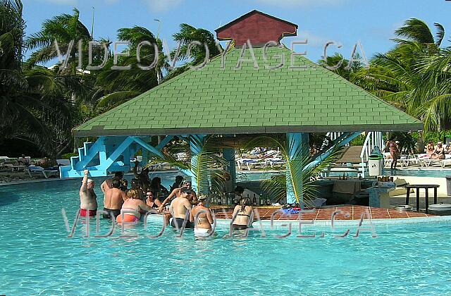 Cuba Cayo-Coco TRYP Cayo-Coco Le bar accessible à l'extérieur de la piscine aussi.