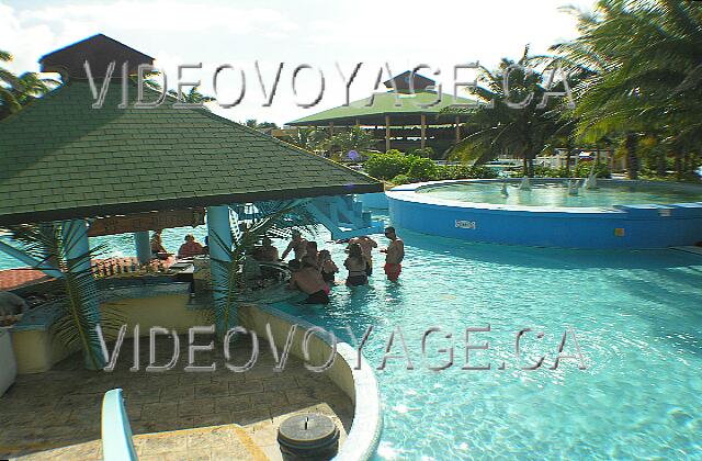 Cuba Cayo-Coco TRYP Cayo-Coco The bar in the pool, very popular especially for 4-6.