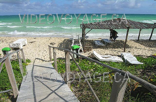 Cuba Cayo-Coco TRYP Cayo-Coco La llegada en la playa al oeste. Bins están disponibles en diferentes lugares de la playa.