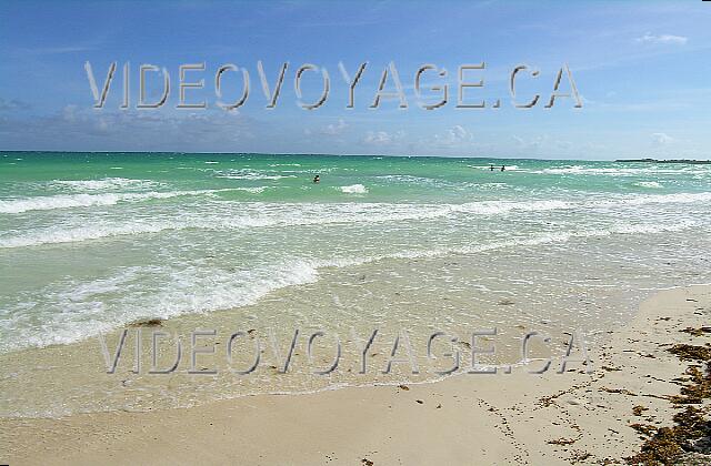 Cuba Cayo-Coco TRYP Cayo-Coco Algunos días Nobembre y abril del mar es fuerte. Muchas piezas de algas se lava en la playa. Este es el momento en el deporte que requiere de mucho viento.