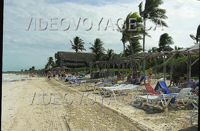 Cuba Cayo-Coco TRYP Cayo-Coco Il n'y a pas de parasols sur la plage, mais plutot des palapas qui protègent partiellement du soleil. Un peu plus loins, le bar de la plage.