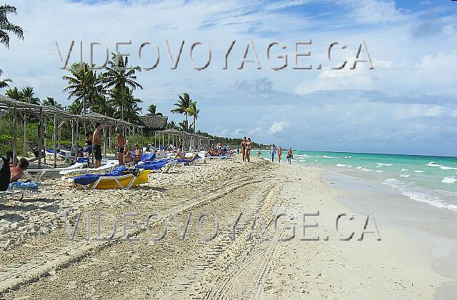 Cuba Cayo-Coco TRYP Cayo-Coco La plage en direction ouest lorsque la marée est basse. Lorsque la marée est haute, la plage n'est guère plus large que l'espace d'une chaise longues.